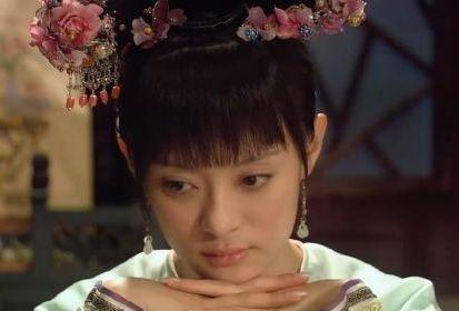 《甄嬛传》中留了刘海的各位“娘娘”，华妃皇后变软萌，只有她美