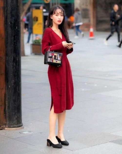  [清爽]街拍：出水芙蓉的美女，一件红色的连衣裙，时尚清爽自然美