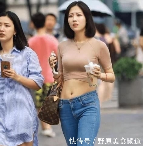  时尚■运动背心搭配牛仔裤，简约时尚，还成为街上动人的风景线!