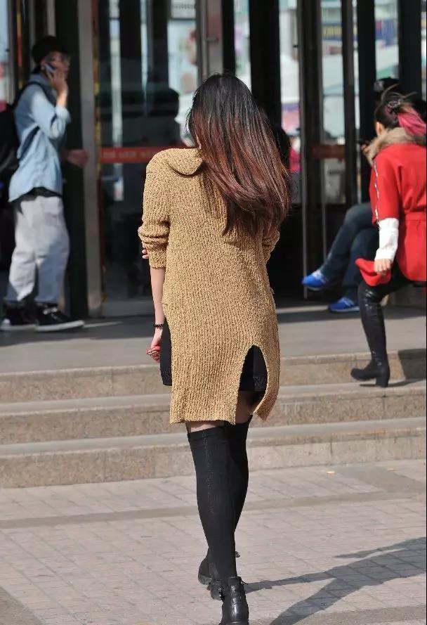 街拍：穿黑丝袜长发的性感漂亮美女