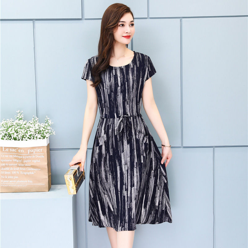 身材不错的女人，建议多穿这样的裙子，穿出小蛮腰尽显女人味