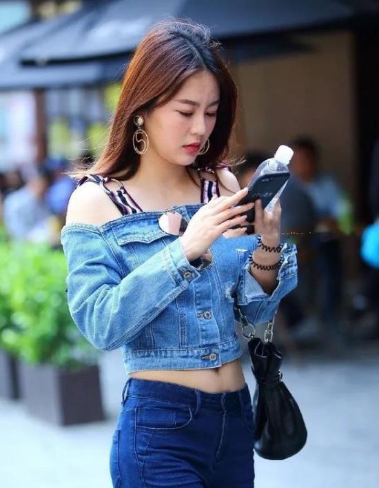 「碎花」街拍:面带微笑的美女,一条碎花连衣裙,时尚唯美好身材