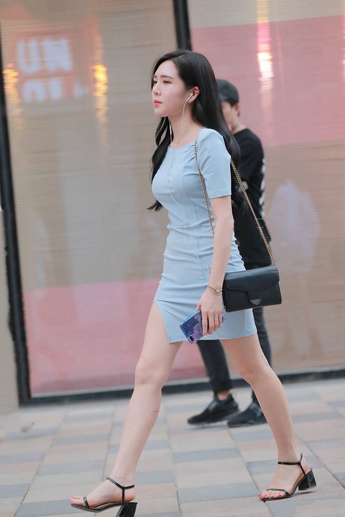 包臀裙清爽又简约，女生穿得真合身，显得身材窈窕更抢眼！