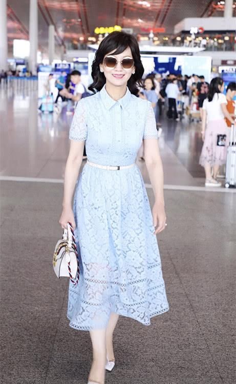 赵雅芝来了，穿蕾丝连衣裙魅力十足，感觉又年轻了！