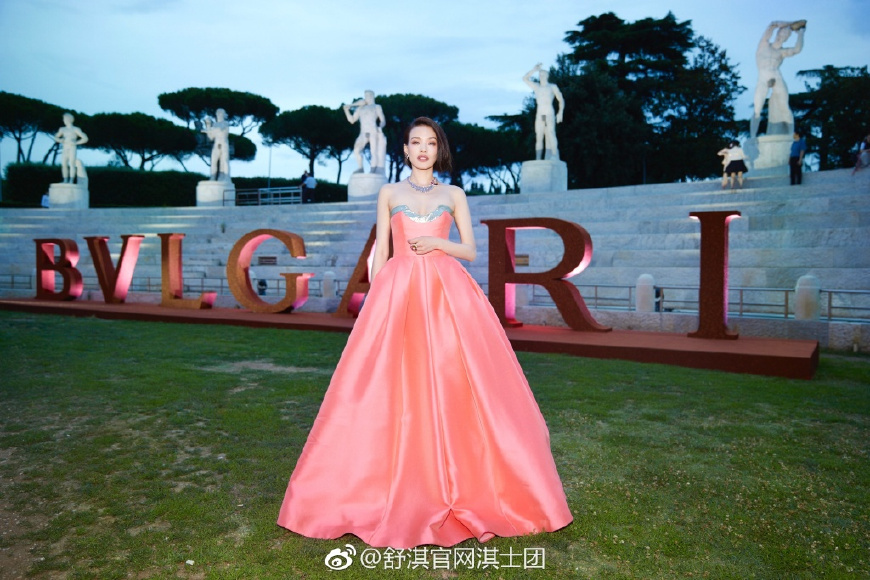 舒淇太厉害了！仅穿了一块绸缎就现身活动，网友：身材好就是任性