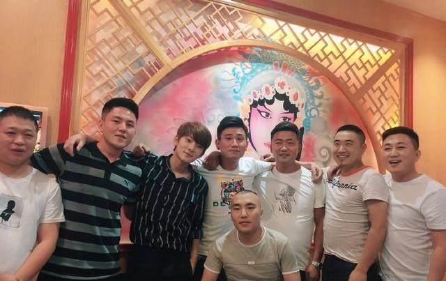  [何润东]明星聚会照，秦牛正威吴磊晒合照，何润东全班都年轻冻龄