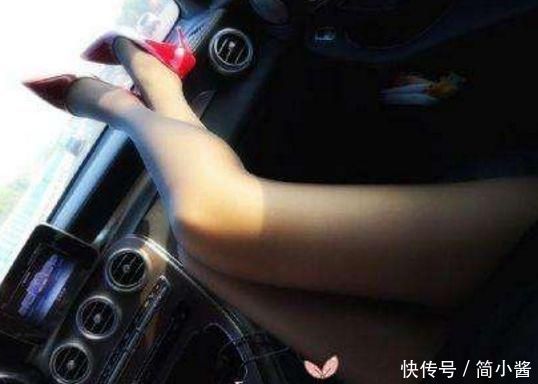 高跟鞋泛着光总有种亮闪闪的感觉，走在人群中很容易脱颖而出