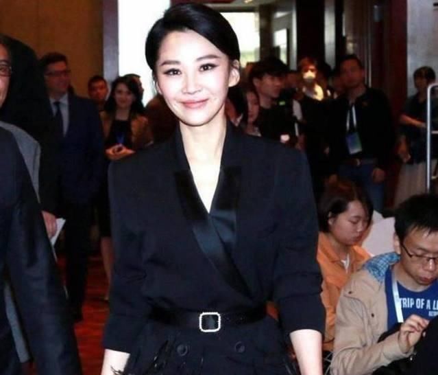 48岁许晴撞上46岁俞飞鸿,网友:打过针和没打针的脸果然不一样!