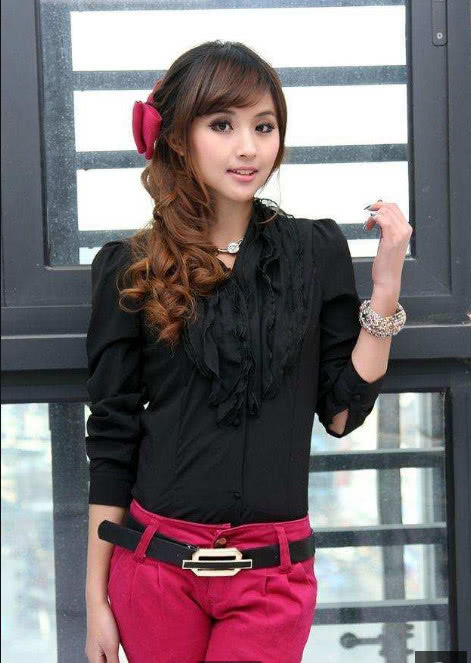 年轻妹子穿搭紧身裤,展现好身姿,更衬托气质