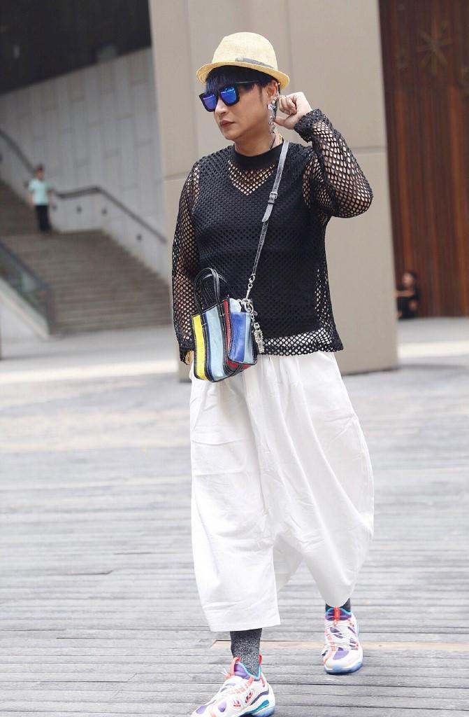 陈志朋的时尚太难懂，雨衣配网衫亮丝袜，网友：全身都是亮点