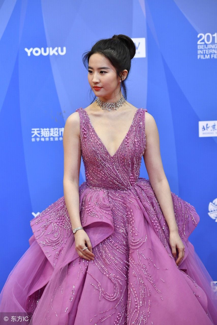 30岁的刘亦菲一身紫色深V长裙，高雅的盘发，彰显高贵端庄