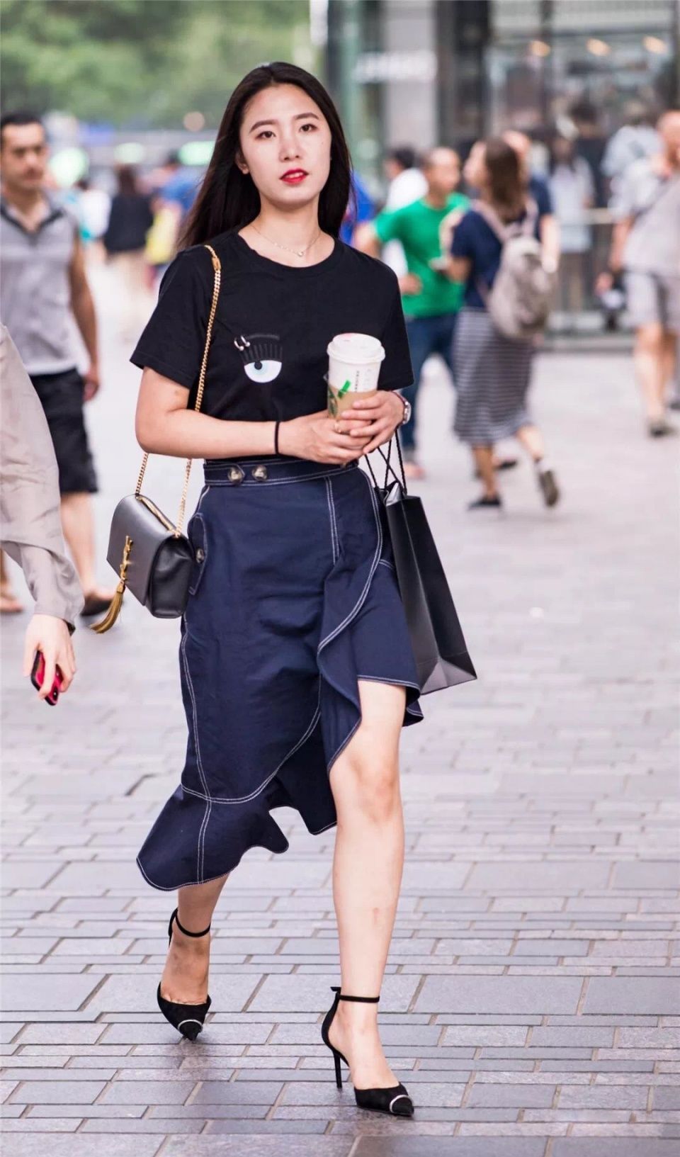 街拍丨那么多美女,还是穿透视薄纱裙的最美!