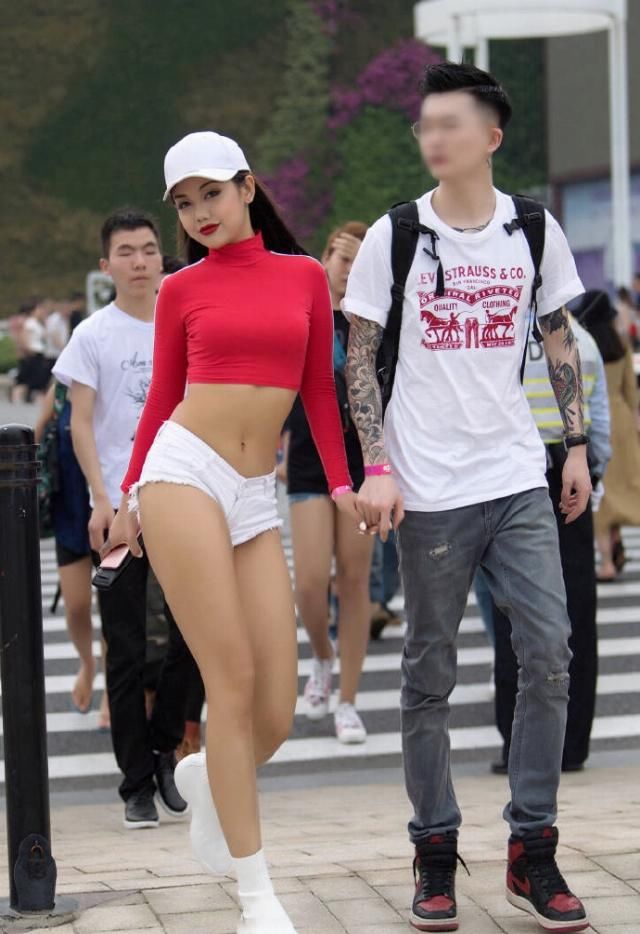  #喜欢#街拍：明明喜欢的是你，却在你面前开着你和别人的玩笑