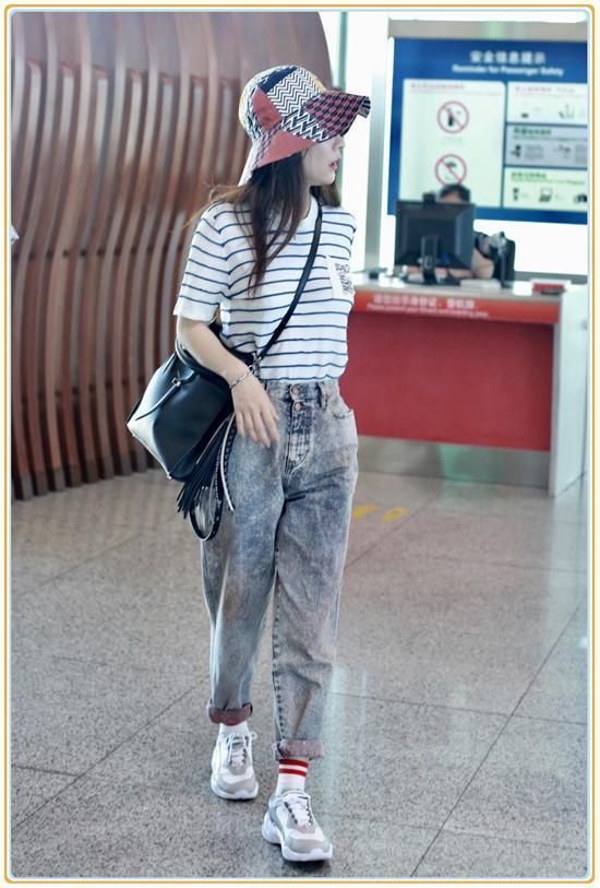 董璇是辣妈，霍思燕也是辣妈，二人同穿条纹T恤，差距竟如此尴尬