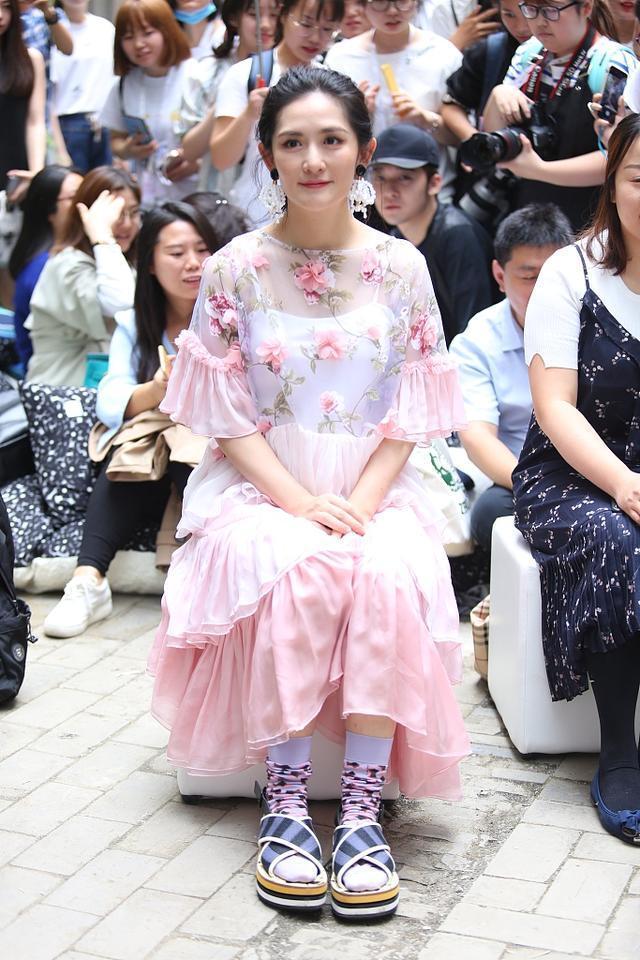 谢娜穿粉裙仙气十足, 鞋子穿不对, 变“跑偏版花仙子”!