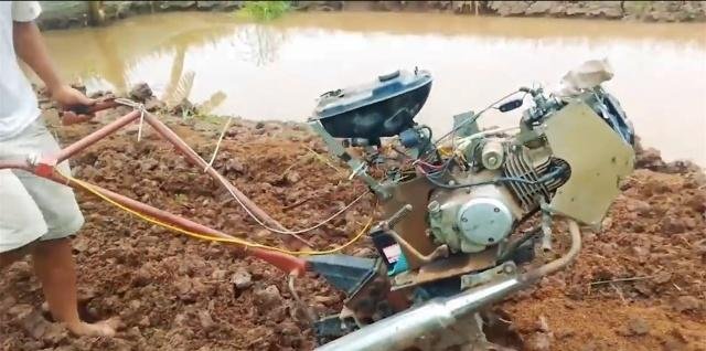 外国小伙发明“摩托车”松土机，一天松土6亩地，成本300元