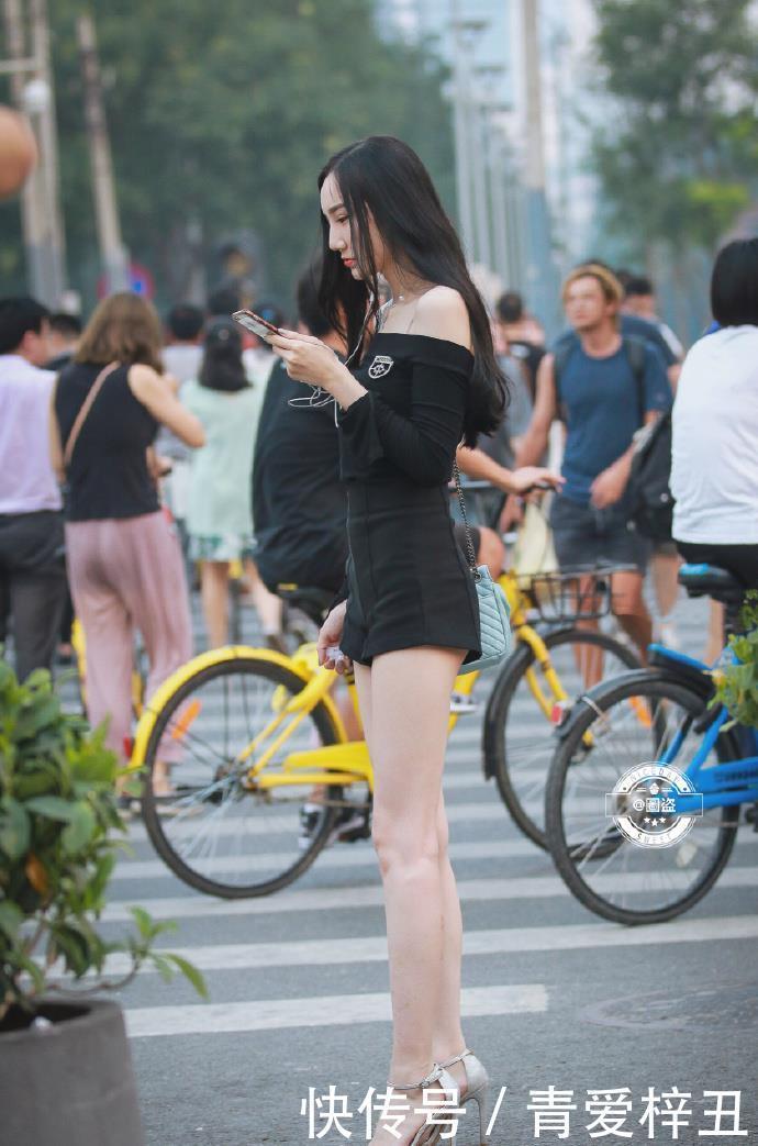  性感■小姐姐街拍：大长腿小姐姐搭配个性黑色连体衣，露出性感锁骨