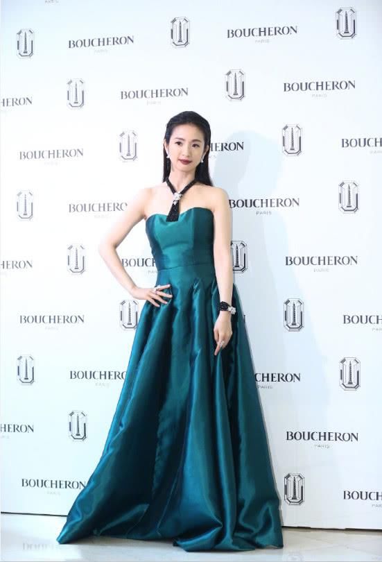 林依晨美得不像话!一袭抹胸礼裙优雅迷人，却涂错口红瞬间老十岁