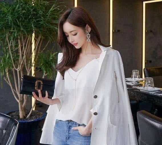  美女|时尚搭配：气质美女的职场穿搭，干练潇洒，颇有几分女强人的味道
