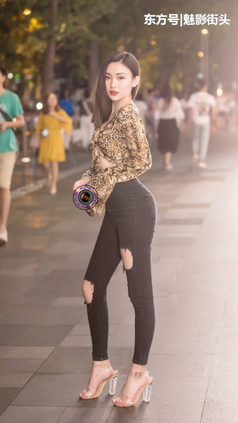  ＂opstate＂:＂0炎炎夏日，美女选择带破洞设计的长裤，时尚度高、清凉感十足
