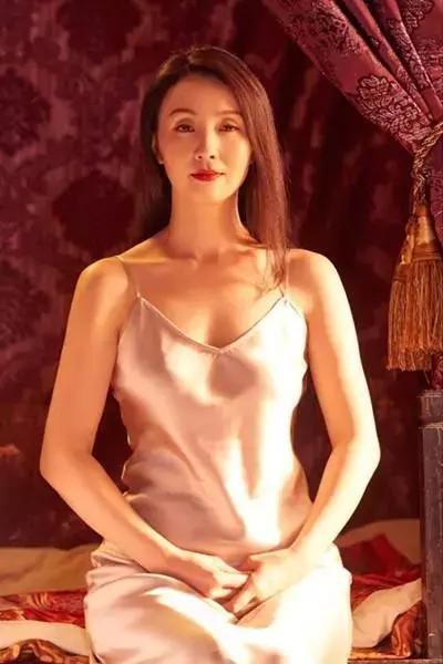 吊带裙只服陶虹！45岁依然呼之欲出，网友：徐峥怎么就不懂欣赏呢