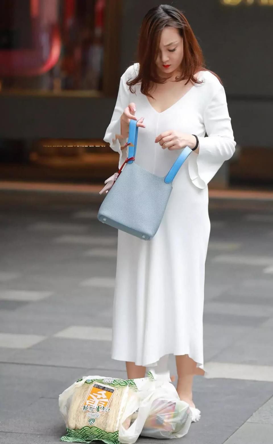 街拍美女：购物归来的白色连衣裙美女