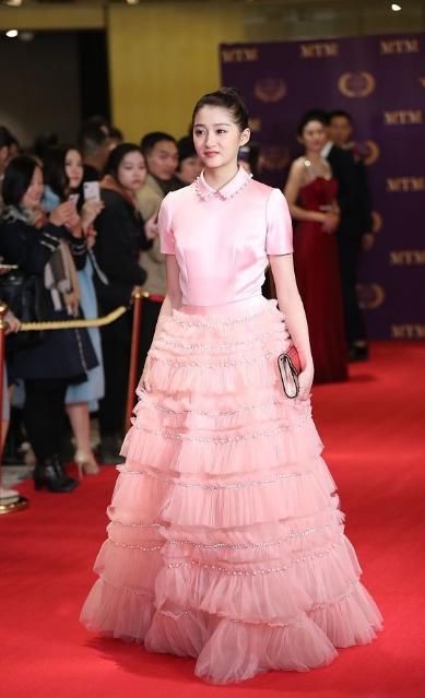 关晓彤红毯再次丑出新高度，鹿晗:就差一点就把她拦住了