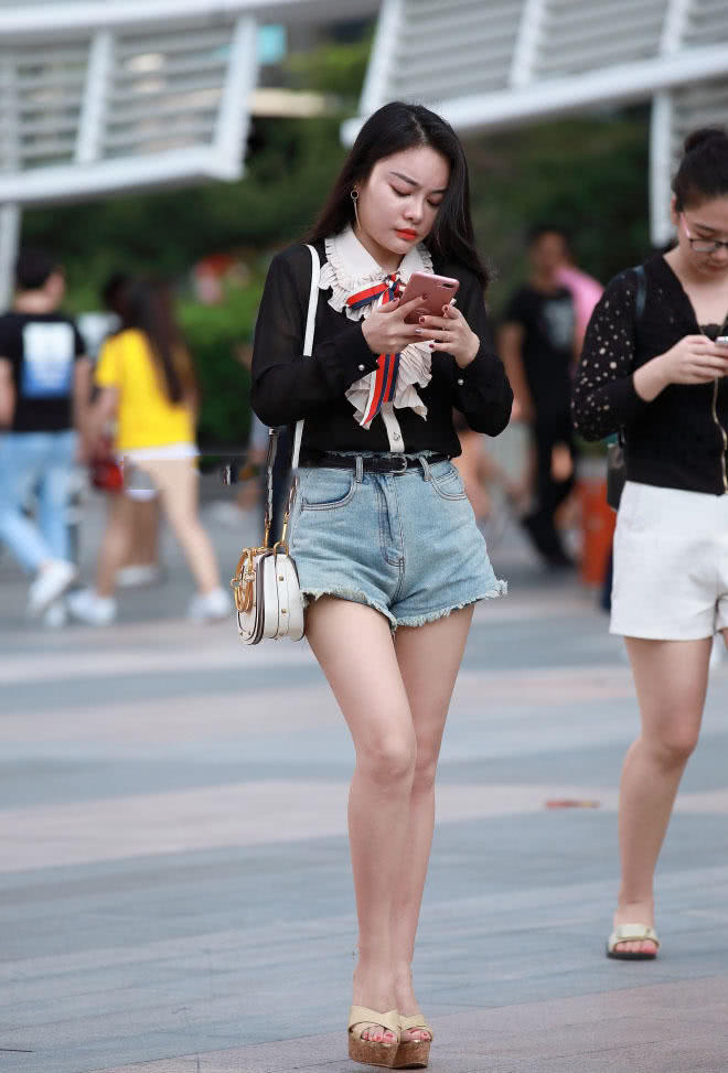 微胖小女人紧身小热裤穿出丰韵的好身材，贴身优雅线条