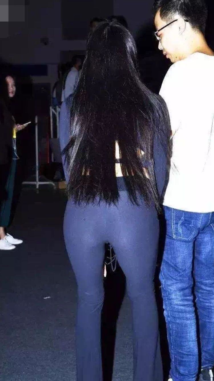 街拍丨大晚上穿成这样，女人们嫉妒，男人们呆住!