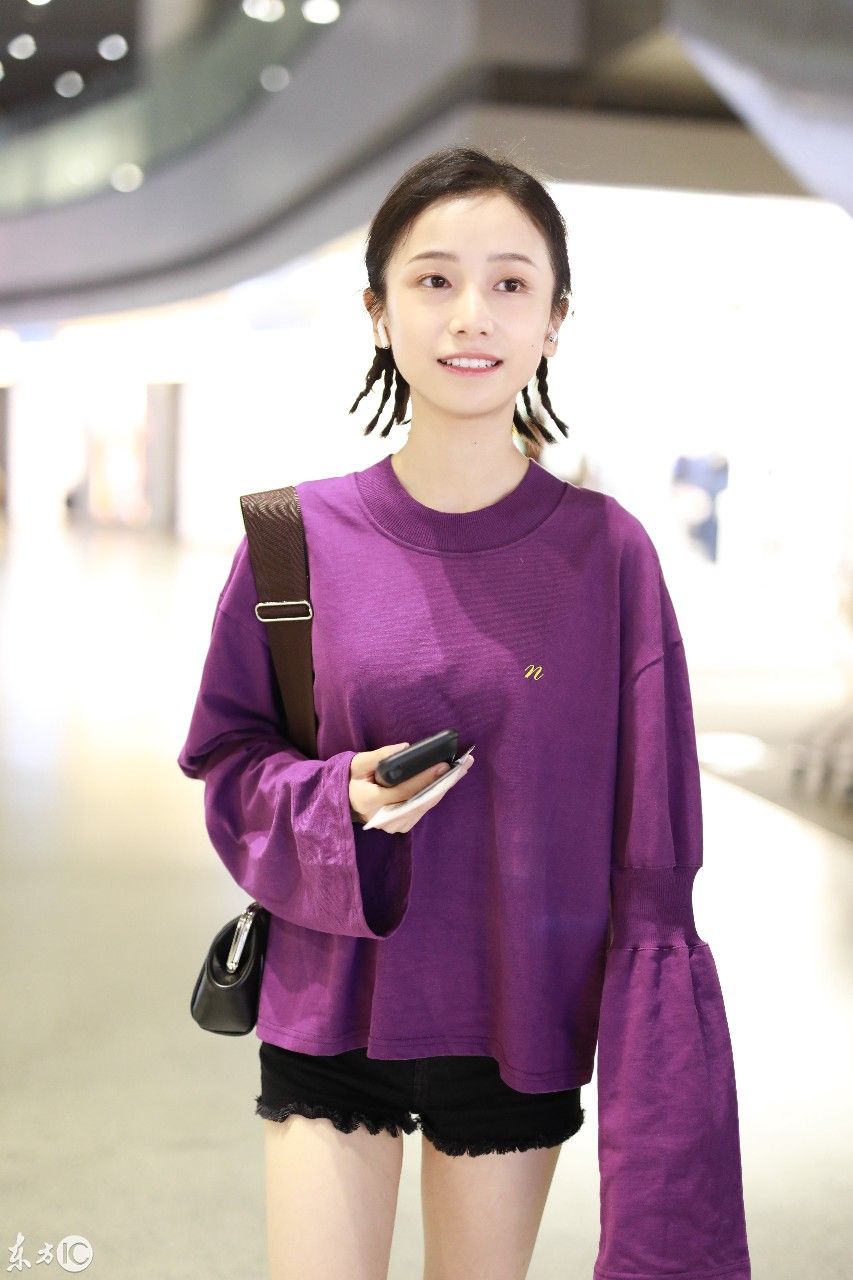 姜梓新穿紫色卫衣搭配黑短裤现身机场,皮肤白皙面带微笑大秀美腿