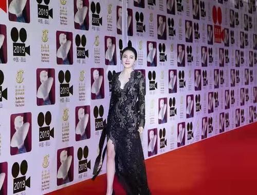 #气质#精致有气质的叶璇，一袭深V蕾丝裙秀玲珑身材，美过颜值巅峰期