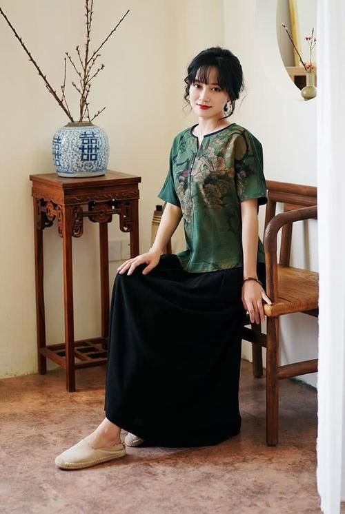  气质■年过40的女人，开春建议“中国风上衣＋半裙”，美得惊艳时光！