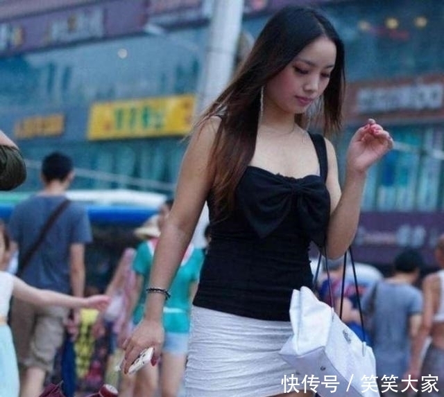  『小姐姐』路人街拍，印花连衣裙很显优雅，打造小姐姐气质的淑女感