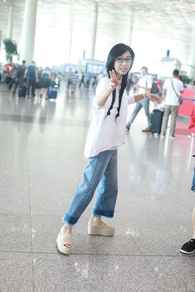 62岁米雪真嫩！一身打扮嫩成美少女，网友：赵雅芝这次遇到对手了