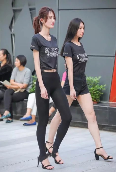 气质小姐姐一米九的身高秀大长腿,紧身裤绷出迷人曲线
