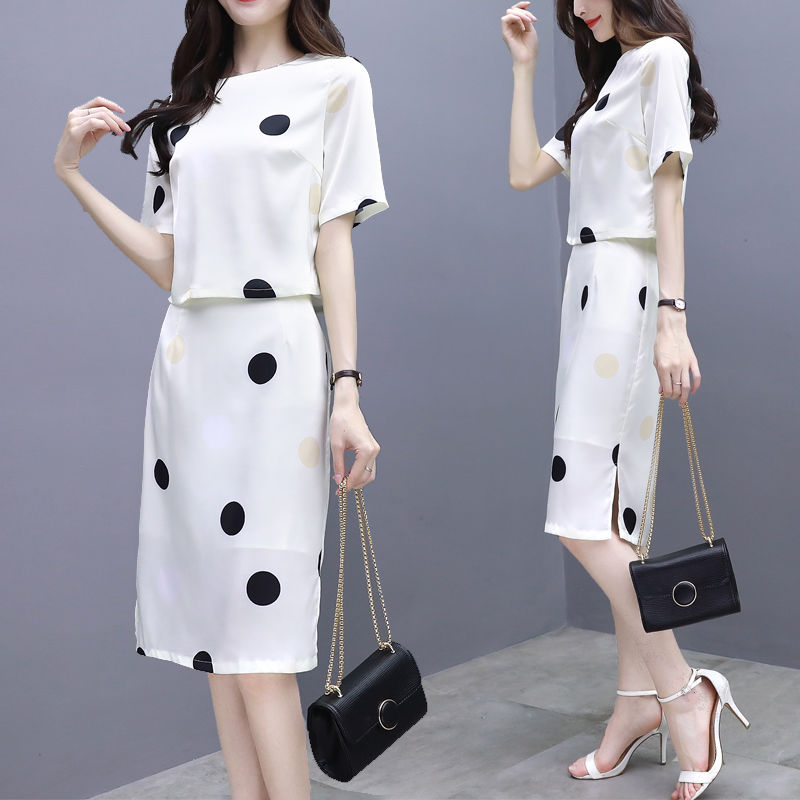 月入2万的姐姐真会打扮,穿这样的上衣+阔腿裤套装,太有女人味