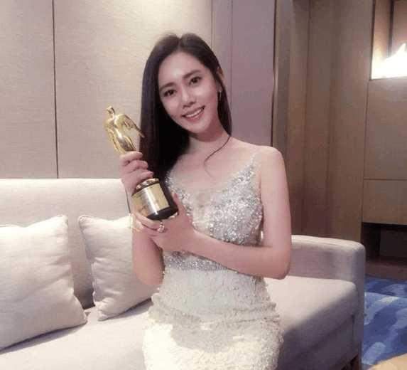 秋瓷炫真大胆,透视蕾丝裙能遮住吗?网友:韩国明星果然不一样