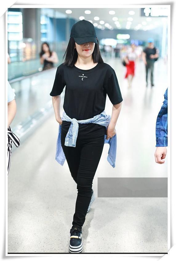 谢娜机场衬衫绑腰间撞上蔡依林，网友:村花和校花的区别一目了然