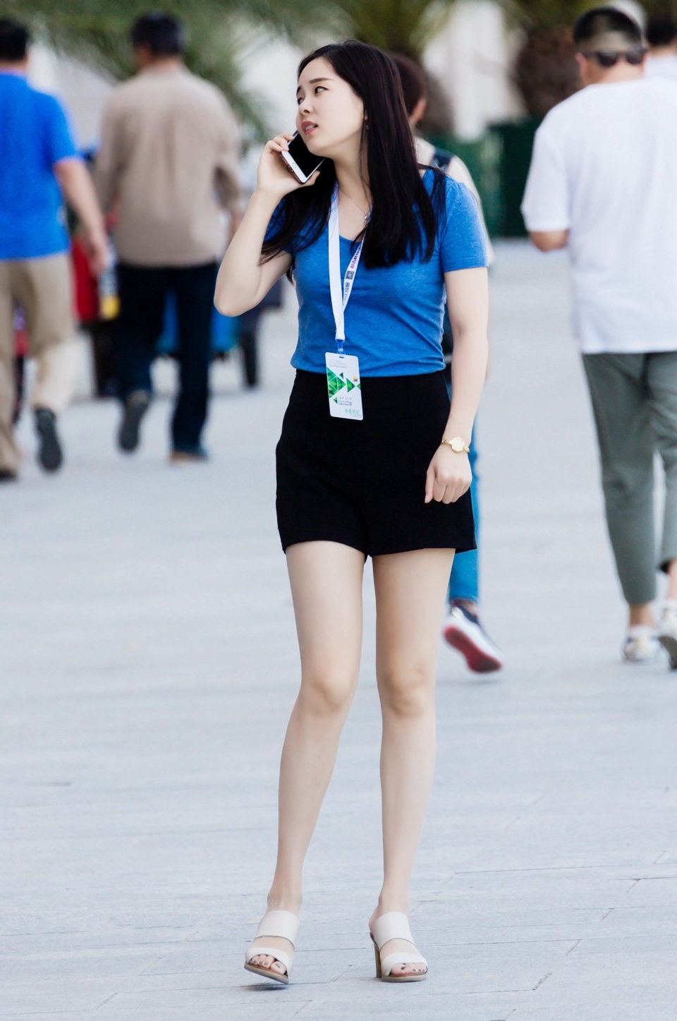 街拍：黑色休闲短裤搭配蓝色短袖T恤，小姐姐打电话的姿势要优雅