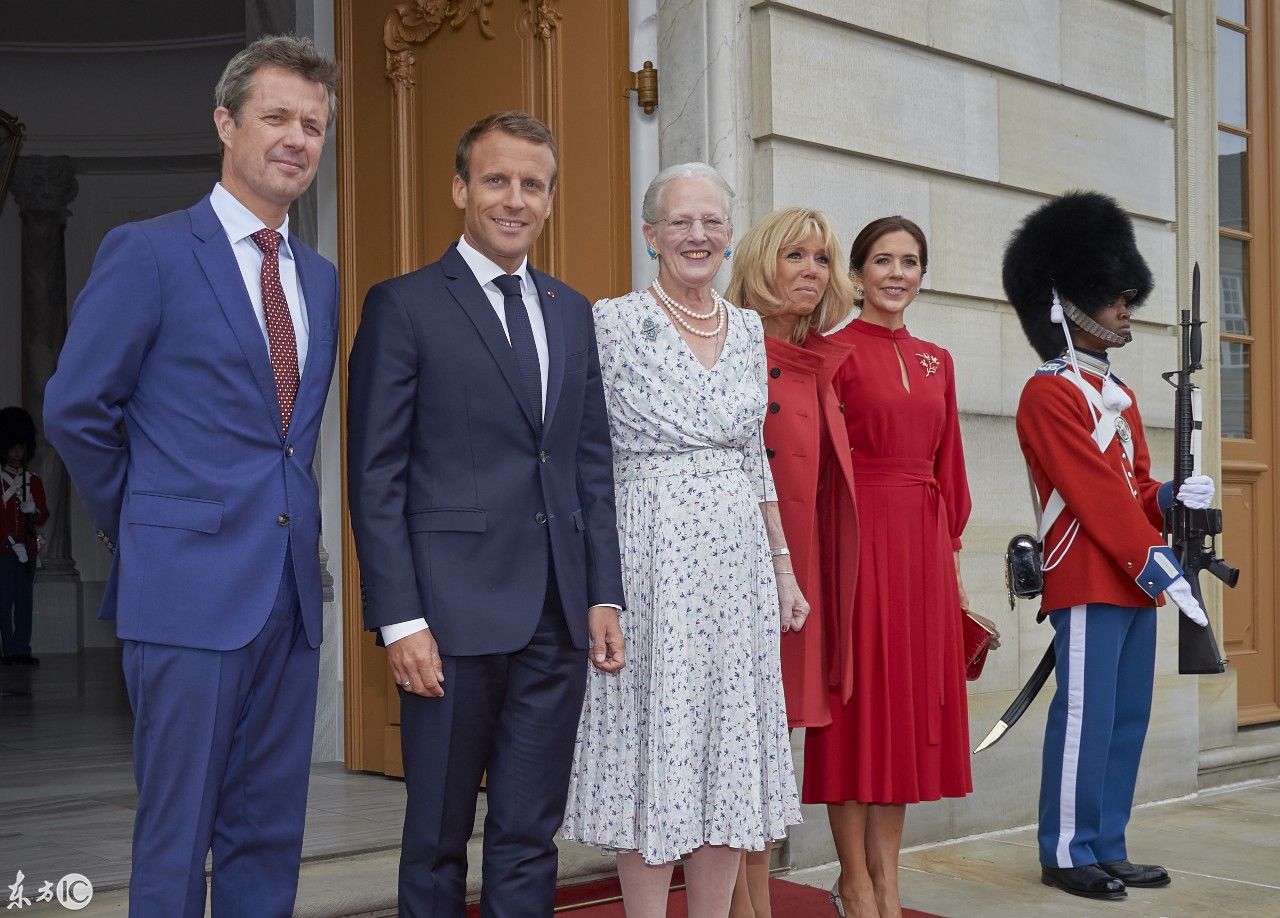64岁的法国第一夫人，穿了套西装裙，和78岁的丹麦女王合影留念