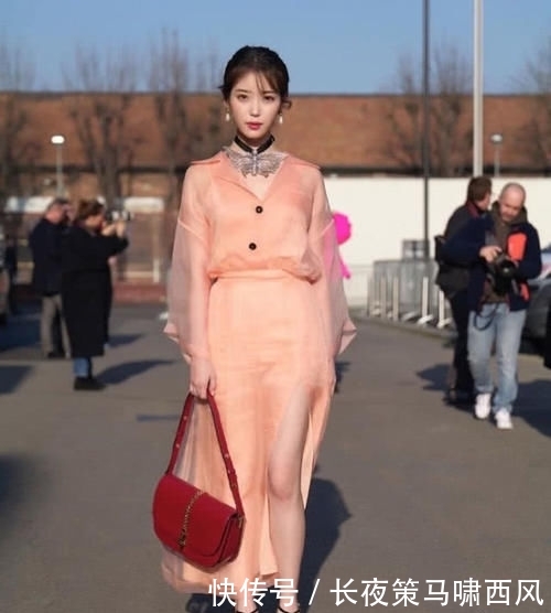 时装周变比土大会,IU像朝鲜歌唱家,Lisa从头到