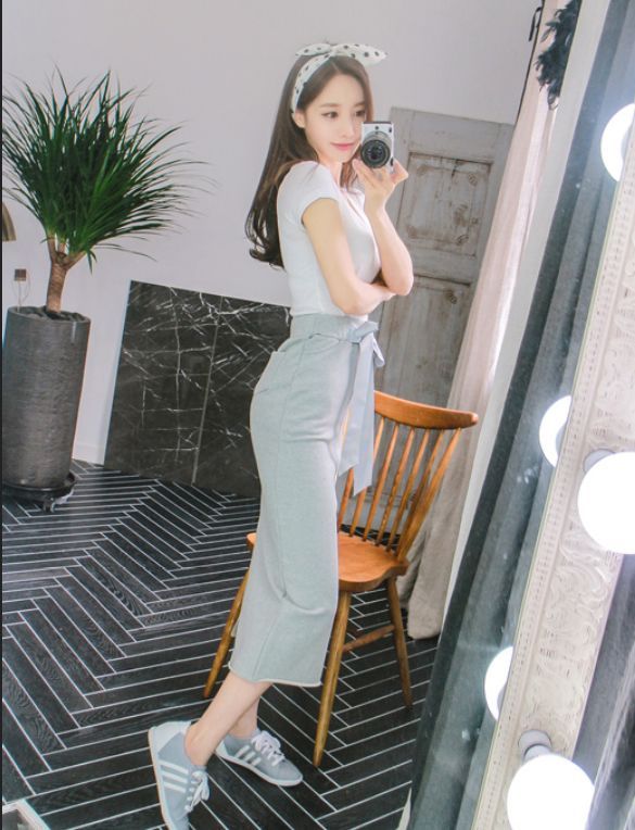 柔美娇俏的紧身裙美女，衬托出好身材，尽显女神的甜美感！