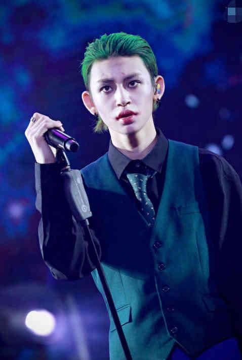 长得帅才能驾驭“绿发”，鹿晗朱正廷无法驾驭，只有他堪称完美！
