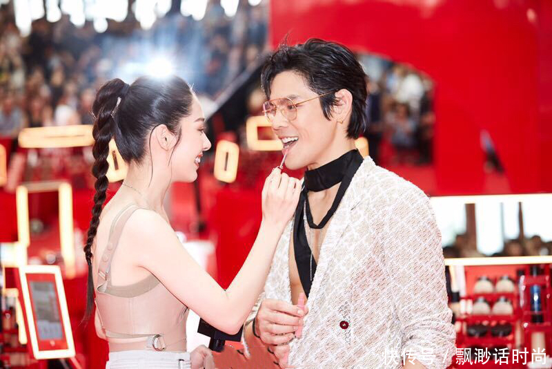 【 向佐】向佐丝巾配西装却有点“娘”，郭碧婷吊带背心配阔腿裤性感霸气