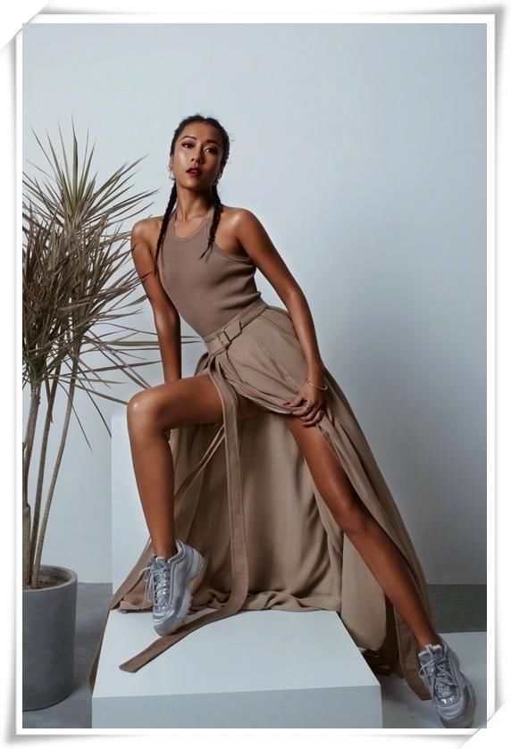 吉克隽逸现身机场，穿热裤大秀美腿，但看到她脚下的蛇皮靴我呆了