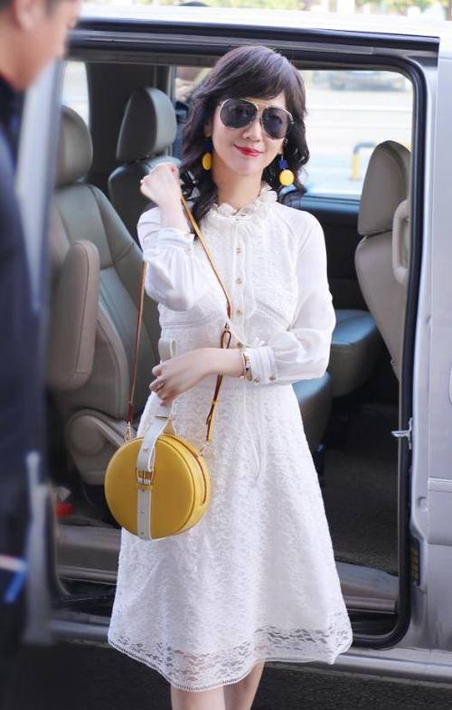 赵雅芝太厉害！64岁穿“细针鞋”如履平地，网友：奶奶好拼！