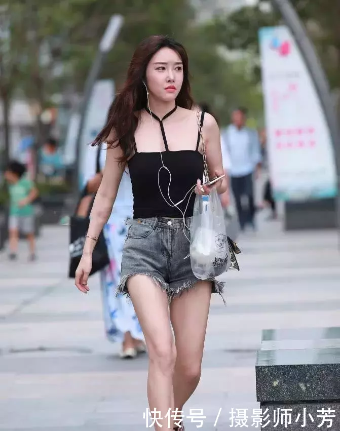 街拍：小姐姐一袭吊带薄纱裙，秀出优雅高贵的气质