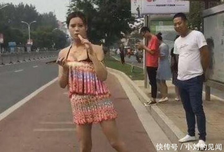 女子穿着冰棒做成的裙子，边吃边等车，简直绝了！