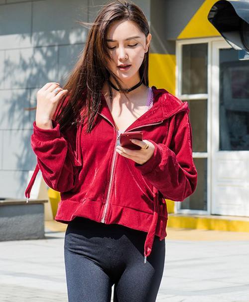 紧身打底裤：小姐姐穿出凹凸匀称的身段，绽放成熟性感的女人味！