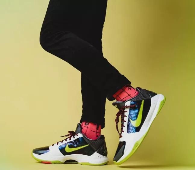  心中■无数人心中的最帅战靴！Kobe 5“小丑”配色开箱测评！